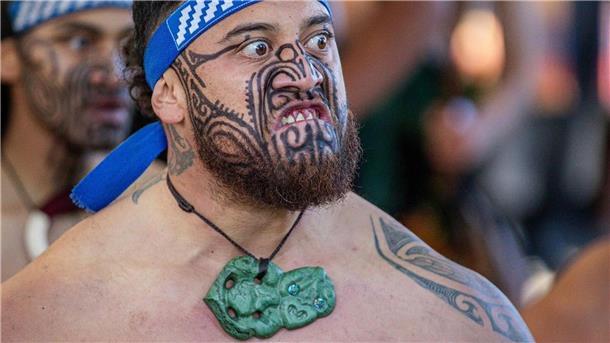 Die Maori haben viele Traditionen.