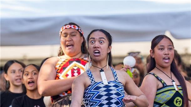 Die Maori sind die indigene Bevölkerung von Neuseeland, also die Ureinwohner.