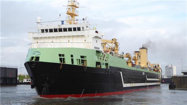 "Margiris" durchfährt die Doppelschleuse am Fischereihafen Bremerhaven