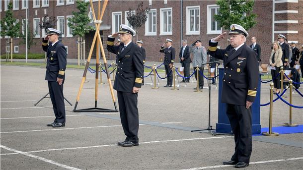 Ein Mann der Küste ist neuer Kommandeur der MOS Die Marineoperationsschule (MOS) hat mit Kapitän zur See Jens Grimm (links), einen neuen Kommandeur. Nach etwas mehr als sechs Jahren übergab Kapitän zur See Eckhardt Bödeker (rechts) das Kommando an Grimm. Konteradmiral Christoph Joachim Müller-Meinhard begleitete das militärische Zeremoniell im Innenhof der Kaserne in Bremerhaven.