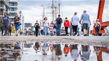 Die „Maritimen Tage“ stehen für den Versuch, den Tourismus auch in Pandemie-Zeiten voranzubringen. Mit einem Restart-Programm des Landes sollte der Neustart gelingen, aber Bremerhaven wurde vom Senat aus dem Programm geworfen. Jetzt wollte die Wirtschaftssenatorin mit einem verspäteten Landesförderprogramm nachbessern. Aber auch das wurde jetzt erst einmal auf Eis gelegt.