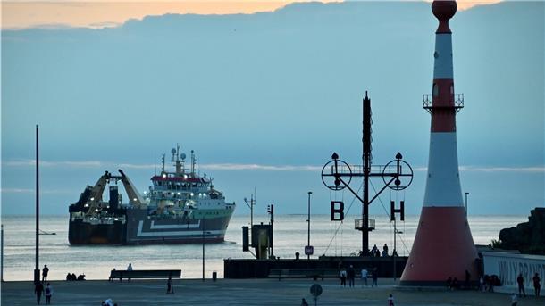 Die „Mark“, Kennung ROS 777, modernstes Fangschiff in der Flotte der deutschen Hochseefischerei, getauft von Bundeskanzlerin Angela Merkel.