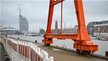 Die marode Kaje am Neuen Hafen in Bremerhaven musste kurz vor der Sail gesperrt werden. Für die Sanierung muss der Grube-Kran vorübergehend weichen oder zumindest in Teilen abgebaut werden. 