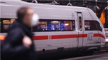 Die Maskenpflicht im Fernverkehr bei der Deutschen Bahn soll wegfallen.