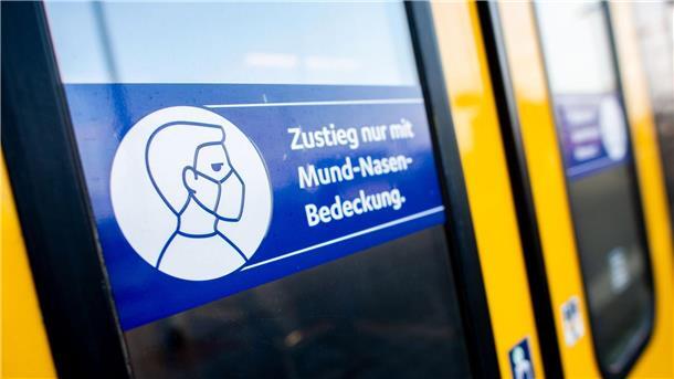 Mundschutz in Bussen und Bahnen ist jetzt freiwillig Die Maskenpflicht wurde im Zuge der Corona-Pandemie im Frühjahr 2020 in öffentlichen Verkehrsmitteln eingeführt.