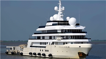 Die Megayacht „Voyager“ wurde inzwischen im Trockendock VI von Bredo Dry Docks am Südende vom Kaiserhafen III trocken gestellt.