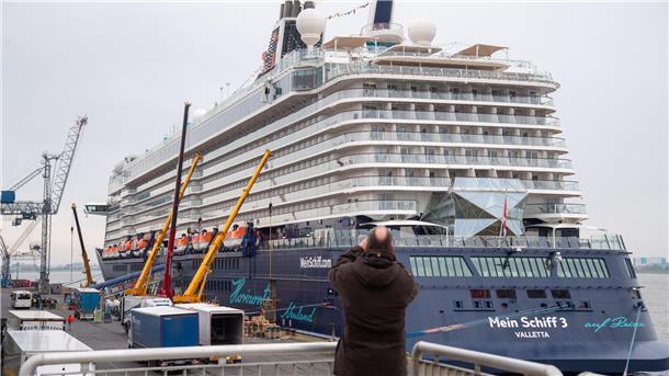 Ein Schiff liegt an der Kaje. 