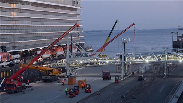 Die "Mein Schiff 3" macht den Anfang. Am Mittwoch hat der erste Kreuzfahrer an d...
