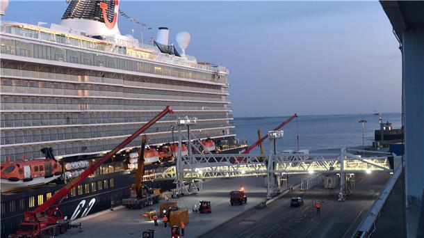 Die "Mein Schiff 3" macht den Anfang. Am Mittwoch hat der erste Kreuzfahrer an d...