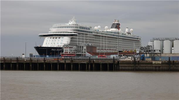 Die „Mein Schiff 3“ sorgte am Donnerstag für das passende Ambiente beim „Zweiten Cuxhavener Kreuzfahrtforum“.