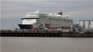 Die „Mein Schiff 3“ sorgte am Donnerstag für das passende Ambiente beim „Zweiten Cuxhavener Kreuzfahrtforum“.