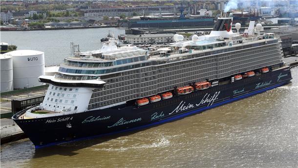 Die „Mein Schiff 4“ liegt seit Monatsanfang mit kurzer Unterbrechung am Kreuzfahrtterminal, damit weitere Besatzungsmitglieder abreisen können. Der TUI-Konzern überlegt, im Sommer Kurzreisen auf der Nordsee anzubieten.