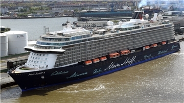 Die „Mein Schiff 4“ liegt seit Monatsanfang mit kurzer Unterbrechung am Kreuzfahrtterminal, damit weitere Besatzungsmitglieder abreisen können. Der TUI-Konzern überlegt, im Sommer Kurzreisen auf der Nordsee anzubieten.