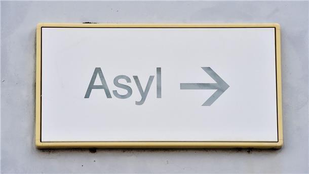 Die meisten Asyl-Anträge kommen weiterhin von Menschen aus Syrien.