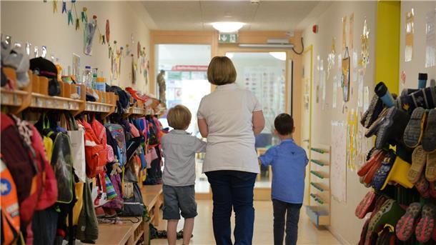 Bezahlung in sozialen Berufen deutlich schlechter Die meisten Beschäftigten des sozialen Sektors arbeiten in der Kinderbetreuung und –erziehung.