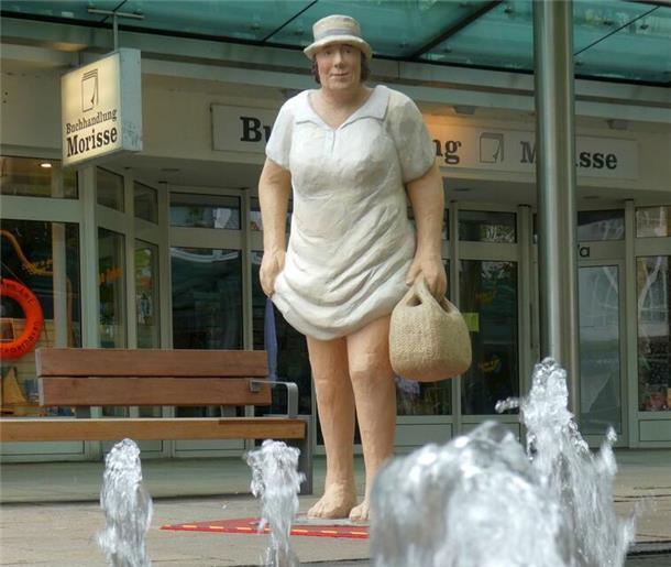 Die meisten Passanten erliegen dem Charme der lebensgroßen Betonfiguren. Bis Ende Oktober bleiben die 26 Skulpturen in der Stadt.