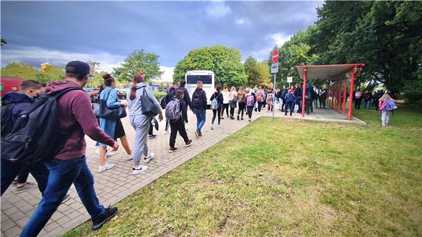 Die meisten Schüler nutzen überfüllte Busse, um in die Schule zu kommen. Nun erwägt der Landkreis Cuxhaven, ob zusätzlich Reisebusse eingesetzt werden können.