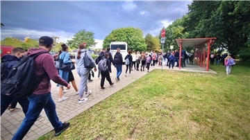 Die meisten Schüler nutzen überfüllte Busse, um in die Schule zu kommen. Nun erwägt der Landkreis Cuxhaven, ob zusätzlich Reisebusse eingesetzt werden können.