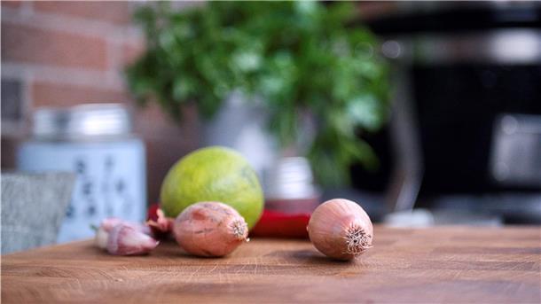 Die meisten Zutaten sind für die Chimichurri-Sauce. Die bereitet Christian Schwarz gerne einen Tag vor dem Grillen zu, damit sie gut durchziehen kann. Je länger sie zieht, desto besser, sagt der Cuxhavener. Im Kühlschrank soll sie einige Wochen halten.