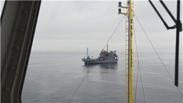 Die "Mellum" nähert sich der Eversand – sie spielt in der Übung ein kleines Containerschiff, das Sturmschaden erlitten hat.