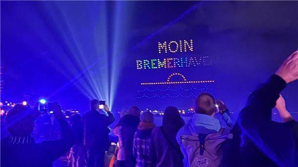 Sail 2025 in Bremerhaven: 300 Drohnen zaubern MOIN in den Himmel Die Menschen am Deich waren begeistert von der Show und applaudierten.