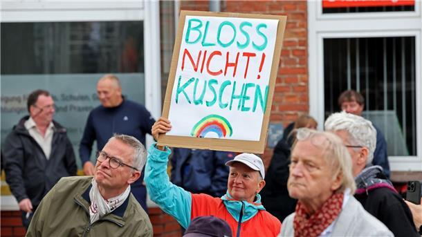 Die Menschen diskutierten teilweise kontrovers miteinander.