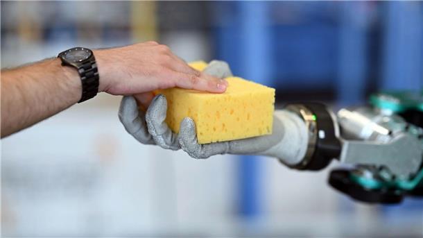 Verbraucher gespalten über Robotik und KI in der Gesundheit Die Menschen in Deutschland stehen einen Einsatz von Robotern im Gesundheitswesen vergleichsweise offen gegenüber (Symbolbild).