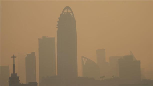 Die Menschen in Thailand werden immer wieder aufgefordert, sich in Innenräumen aufzuhalten.