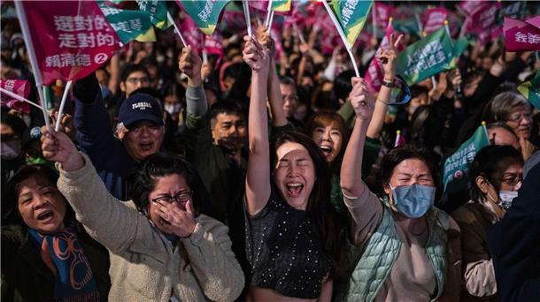 Taiwan wählt China-Kritiker zum Präsidenten Die Menschen jubeln bei einer Kundgebung der Demokratischen Fortschrittspartei.