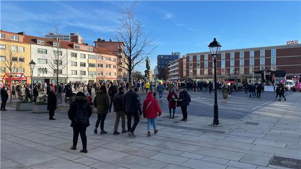 Die Menschen strömen zur Demo in Richtung Theodor-Heuss-Platz.