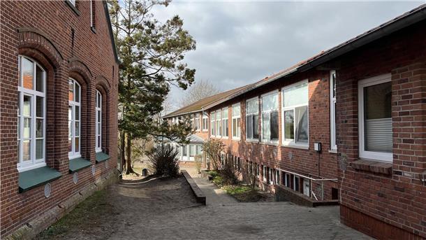 Midlum: Mit Feuerwehr-Tempo zu einer neuen Schulmensa Die Midlumer Grundschule besteht schon jetzt aus mehreren Gebäudeteilen. Ab Frühjahr 2025 soll der jüngste Komplex (rechts) um ein weiteres Gebäude für die Mensa ergänzt werden.