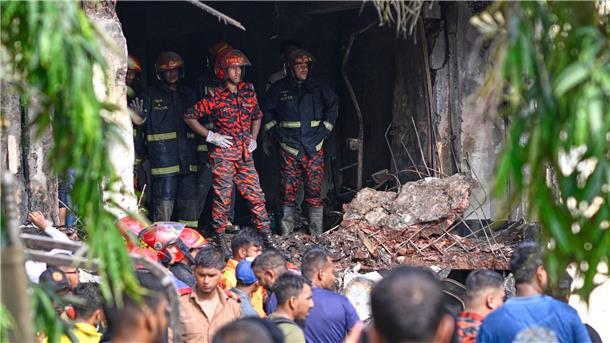 Militärflugzeug auf Schule gestürzt: 20 Tote in Bangladesch Die Militärmaschine krachte in ein Schulgebäude.