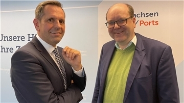 Die Minister Olaf Lies (Links) und Christian Meyer wollen sich dafür einsetzen, dass der Generalplan Wesermarsch unabhängig von dem aktuellen Verfahren zur Weservertiefung umgesetzt wird.