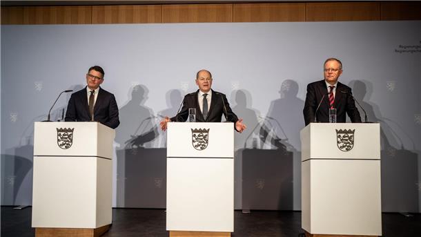 Länder fordern „konkrete Modelle“ zu Asylverfahren Die Ministerpräsidenten der Länder kommen heute mit Kanzler Scholz (M) zu turnusmäßigen Beratungen zusammen, bei denen die Migrationspolitik im Mittelpunkt stehen wird.