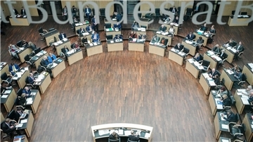 Die Ministerpräsidenten der Länder kommen im Bundesrat zur Sitzung zusammen.