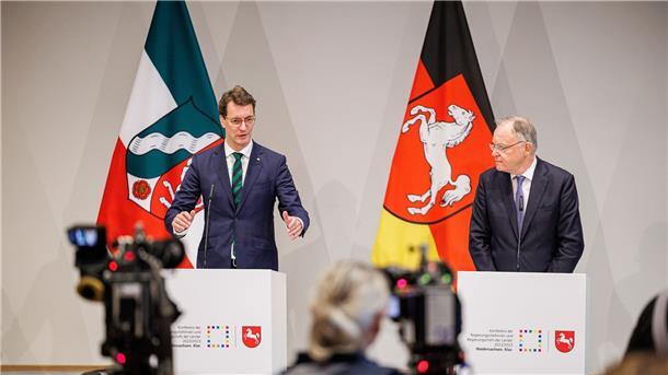 Milliarden für Energiepreisbremse - Tempo bei Entlastungen Die Ministerpräsidenten Hendrik Wüst (l.) und Stephan Weil (r.) während einer Pressekonferenz.