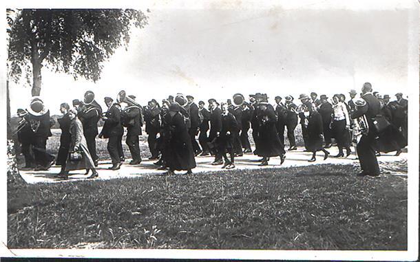 Die Missionsgemeinde auf dem Weg zum Wald. Das erste Missionsfest in Tarmstedt fand 1860 im Wald bei Familie Muß statt. Unklar ist, aus welchem Jahr diese Aufnahme stammt.