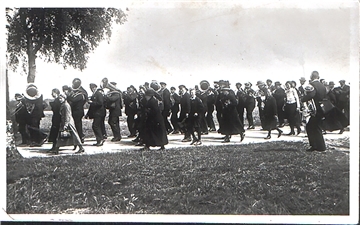 Die Missionsgemeinde auf dem Weg zum Wald. Das erste Missionsfest in Tarmstedt fand 1860 im Wald bei Familie Muß statt. Unklar ist, aus welchem Jahr diese Aufnahme stammt.