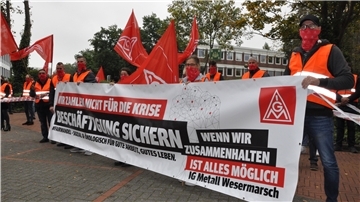 Die Mitarbeiter der Bleihütte drängen auf eine schnelle Verständigung zwischen Land und Landkreis über die Übernahme der Umwelt-Altlasten. Deshalb haben sie am Mittwoch in Brake demonstriert. Dort tagten Vertreter des Landkreises, des Landes und die Geschäftsführung von Weser-Metall.