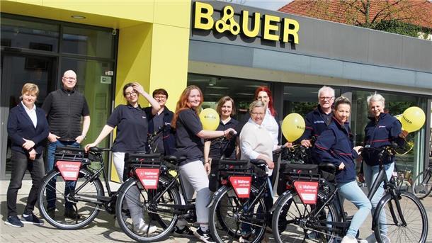 ein Fahrradgeschäft, davor viele Menschen mit E-Bikes