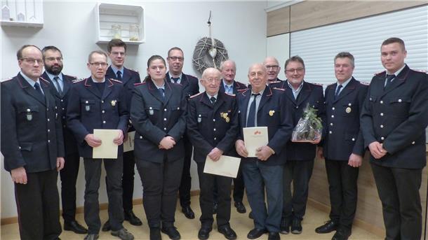 Feuerwehr blickt auf Einsätze, Feste und Lehrgänge zurück Die Mitglieder der Freiwilligen Feuerwehr Sassenholz (von links): Ortsbrandmeister Carsten Hinck, René Henseling, Hartwig Dubbels, Thies Lahde, Johanna Burfeind, Christian Holsten, Gerhard Pape, Günther Behrens, Wilhelm Münzel, Heinrich Holsten, Gert Viebrock, stellvertretender Ortsbrandmeister Heiko Bösch, 1. stellvertretender Gemeindebrandmeister Sascha Ortmann.