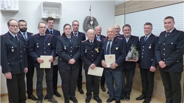 Die Mitglieder der Freiwilligen Feuerwehr Sassenholz (von links): Ortsbrandmeister Carsten Hinck, René Henseling, Hartwig Dubbels, Thies Lahde, Johanna Burfeind, Christian Holsten, Gerhard Pape, Günther Behrens, Wilhelm Münzel, Heinrich Holsten, Gert Viebrock, stellvertretender Ortsbrandmeister Heiko Bösch, 1. stellvertretender Gemeindebrandmeister Sascha Ortmann.