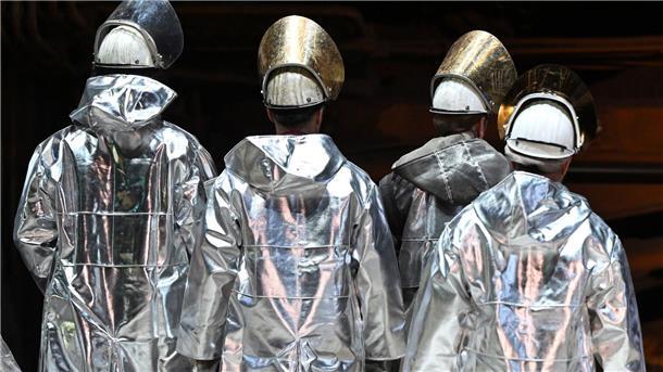 Stahl-Beschäftigte stimmen schmerzhafter Sanierung zu Die Mitglieder der IG Metall bei Thyssenkrupp Steel haben mit großer Mehrheit für einen Sanierungstarifvertrag gestimmt. Er sieht auch massive Lohnkürzungen vor. (Archivbild)