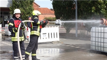 Die Mitglieder der Rechtenflether Ortsfeuerwehr wa¨hrend der Lo¨schangriff-Übung.
