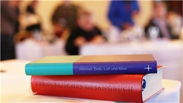 Die Mitglieder der Synode der Nordkirche haben am ersten Sitzungstag unter anderem über ein Schutzkonzept für die Synode diskutiert. Darin geht es um den Umgang mit Übergriffen innerhalb des Gremiums.