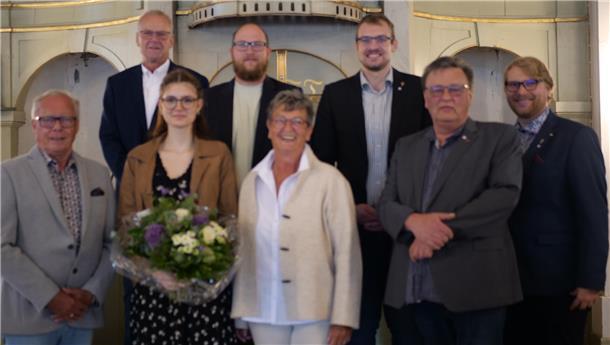 Die Mitglieder des Gnarrenburger Kirchenvorstandes: Uwe Bredehöft (vorne von links), Merle Drost, Regina Ecker, Norbert Steffens, Jan Luca Semken sowie Cord Schöning (hinten von links), Fabian Marcel Brandt und Philipp Logemann. Es fehlt Claudia Metscher.