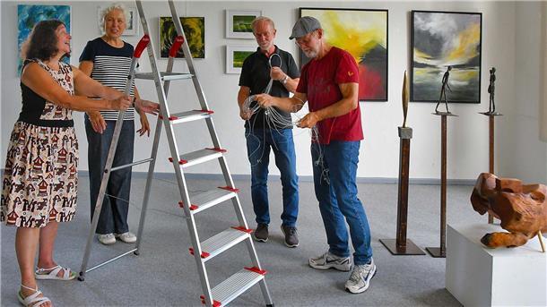 Die Mitglieder des Kulturforums Land Wursten bereiten eine neue Ausstellung in der Poststraße 16 in Dorum vor.