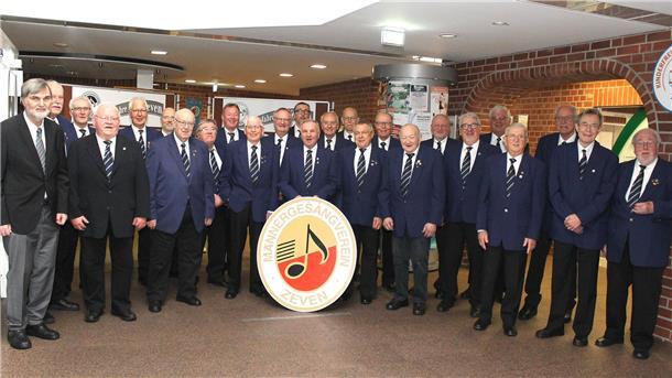 Die Mitglieder des Männergesangvereins Zeven im Jubiläumsjahr im Foyer des Zevener Rathauses, wo aktuell eine Ausstellung einen umfassenden Einblick in die bewegte 150-jährige Vereinsgeschichte vermittelt.