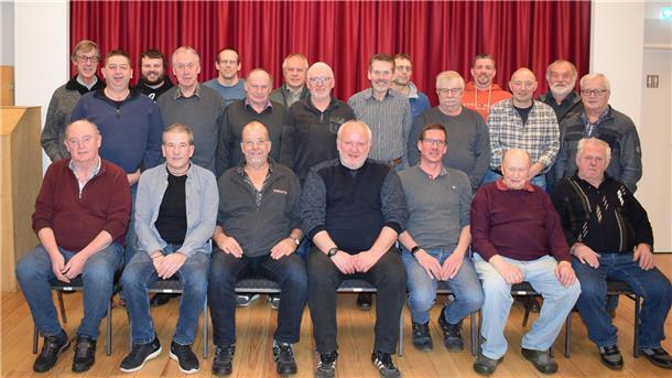Rückblick mit Grünkohl und „Fass-Schätzen“ Die Mitglieder des Ostendorfer Piepenclubs „Blauer Dunst“ mit ihrem Ersten Vorsitzende Stefan Vogel (sitzend, Mitte), und Zweiten Vorsitzenden Frank Ropers (links daneben) blickten auf das Jahre 2024 zurück.