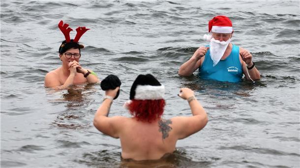 Die Mitglieder des Winter-Schwimmvereins „Pirrlliepausen“ haben sich zu ihrem traditionellen Weihnachtsbad eingefunden.